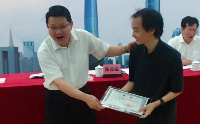 陳加猛區(qū)長為瀚華總建筑師、XAA建筑設(shè)計(jì)事務(wù)所主持建筑師冼劍雄先生頒發(fā)聘書.jpg
